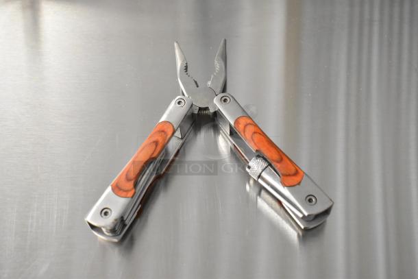 Set of 5 knives, including Schrade 1520T, CRKT R2301, Camillus 440. Features diverse functions, wood handles, excellent condition.