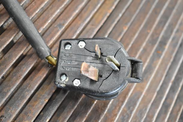 Manitowoc SY1405W stainless ice machine head on B970 ice bin, 208-230V, 1 phase, visible wear on power plug.