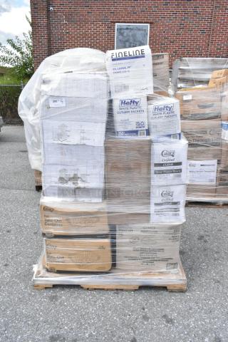 Pallet with mixed scratched and dented items: to-go containers, plastic bowls, cutlery, cold cups, wine cups in original packaging.
