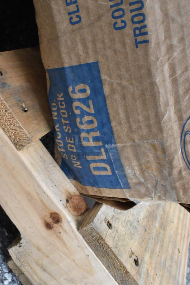 Packaging for Solo DLR626 clear plastic dome lids, showing stock number. Appears new, on a wooden pallet.