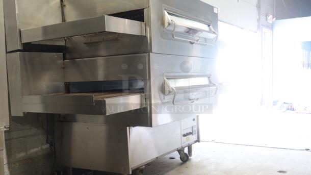 MIDDLEBY MARSHALL PS360Q pizza oven, natural gas, 280/240V, single phase. Stainless steel, used condition.