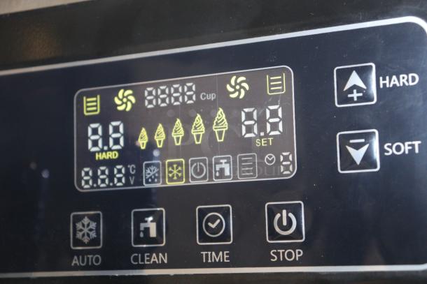 LCD display of the STAKOL EP23791 ice cream machine, showing hardness and setting options, with auto and clean icons.