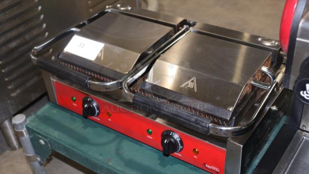 AVANTCO Model 177P84 double grooved panini press, 120V, in very good condition, tested and working, with temperature controls.
