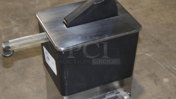 SERVER SS-SE 67690 series, stainless steel and black plastic, with a dispensing spout. Label indicates model and series.