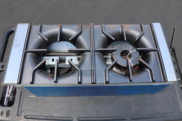 Brand new Avantco Chef Series CAG-R-2-12 12" 2-burner gas range, 50,000 BTU. Features scratching and denting. S/N: 1168660000011.