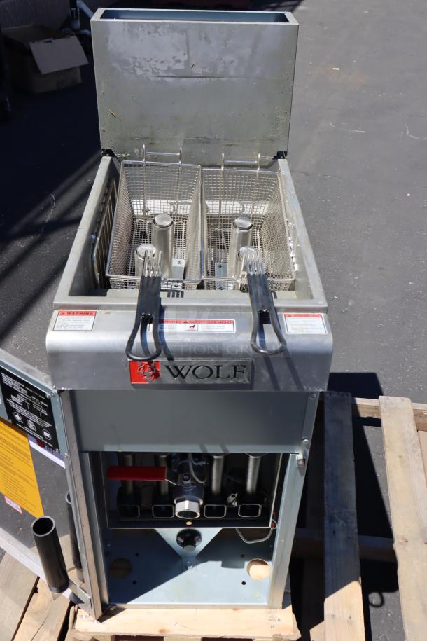 Wolf by Vulcan WF400-1 natural gas floor fryer, 45-50 lb capacity, 120,000 BTU, model 950WF400N, serial DV 1198655.