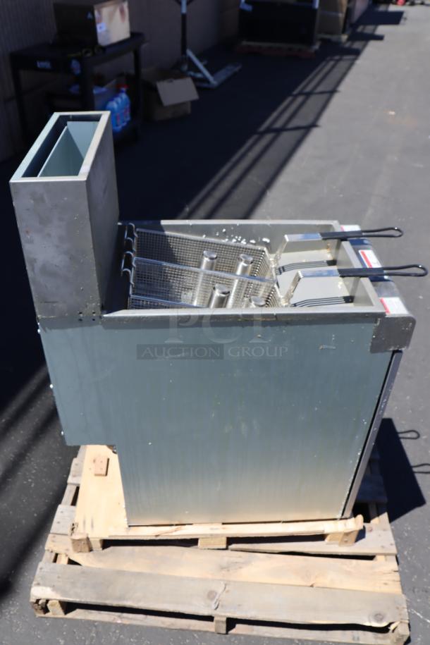 Wolf by Vulcan WF400-1 gas fryer, 45-50 lb capacity, 120,000 BTU, model 950WF400N, on pallet, serial DV 1198655.