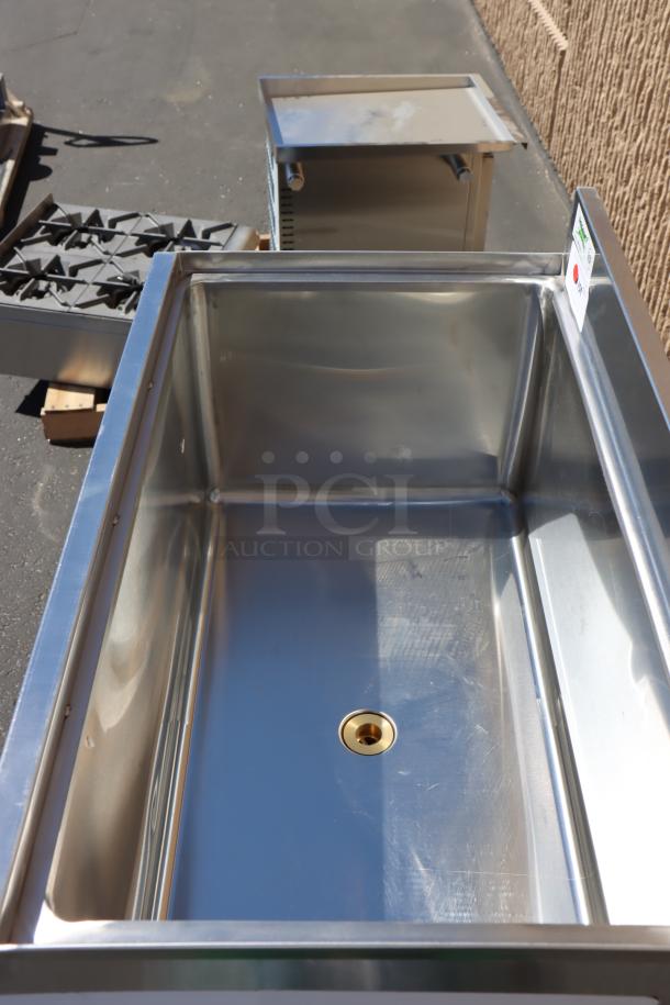Regency 600IB1830 underbar ice bin, 18"x30", new, 98 lb capacity. Missing back base connector, slightly bent backsplash.