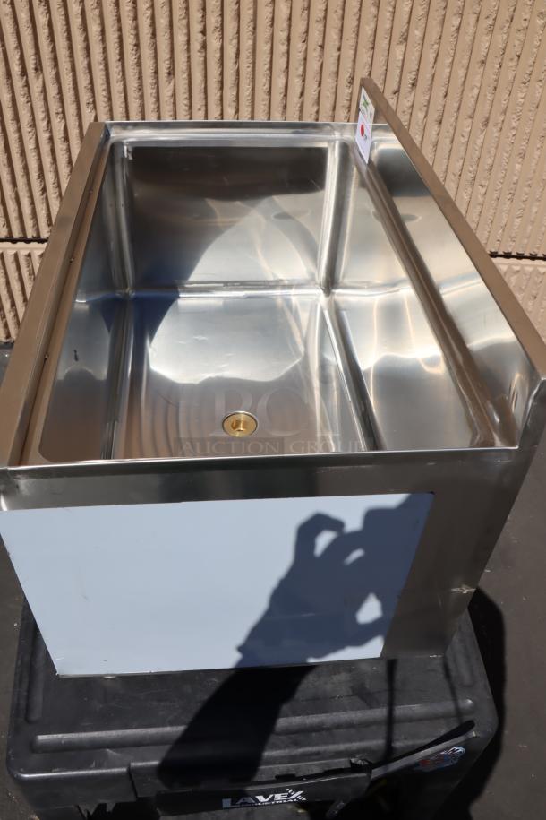 Brand new Regency 600IB1830 18" x 30" underbar ice bin, 98 lb capacity. Missing back base, backsplash slightly bent.