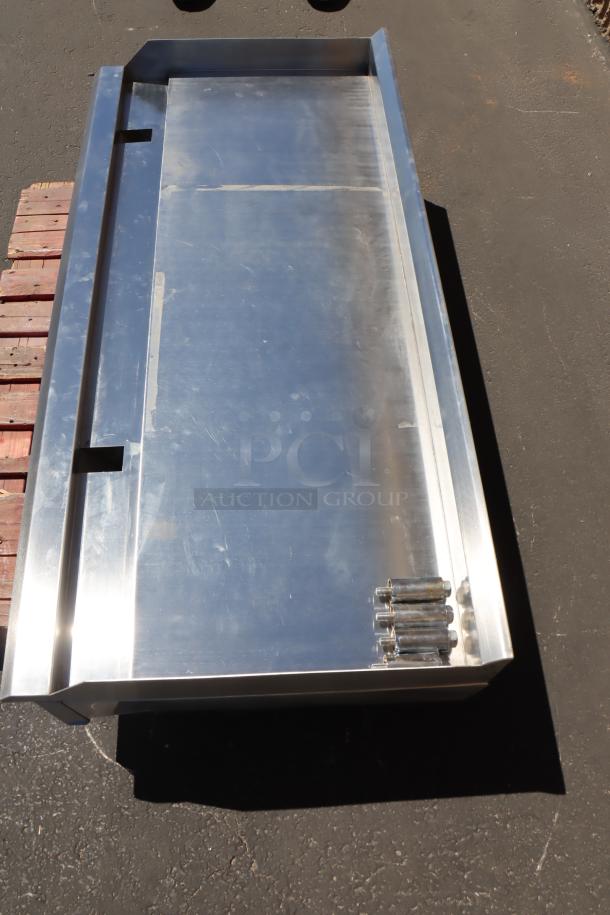 Avantco Chef Series CAG-60-MG 60" gas griddle, 150,000 BTU, scratched and dented, out of original packaging. Serial: 972878000003.