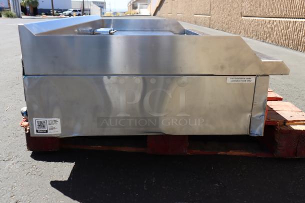 Avantco Chef Series CAG-60-MG 60" gas griddle, 150,000 BTU, scratched and dented, on pallet. Serial number: 972878000003.