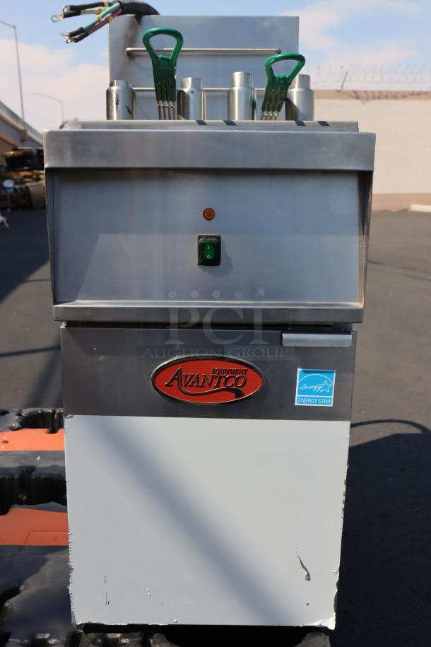 Avantco EF40-208-3 40 lb. electric floor fryer, never used, scratched and dented, 208V, 3 Phase. S/N: 2409092004.
