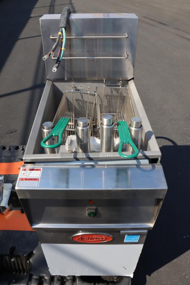 NEW Avantco EF40-208-3 electric floor fryer; 40 lb capacity; 208V, 3 Phase; scratched and dented; S/N: 2409092004.