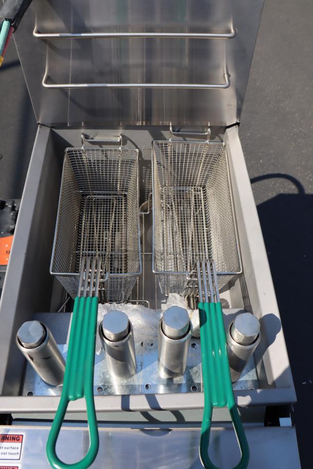 Avantco EF40-208-3 electric floor fryer, 40 lb. capacity, never used, scratches and dents visible, model 177EF40C.