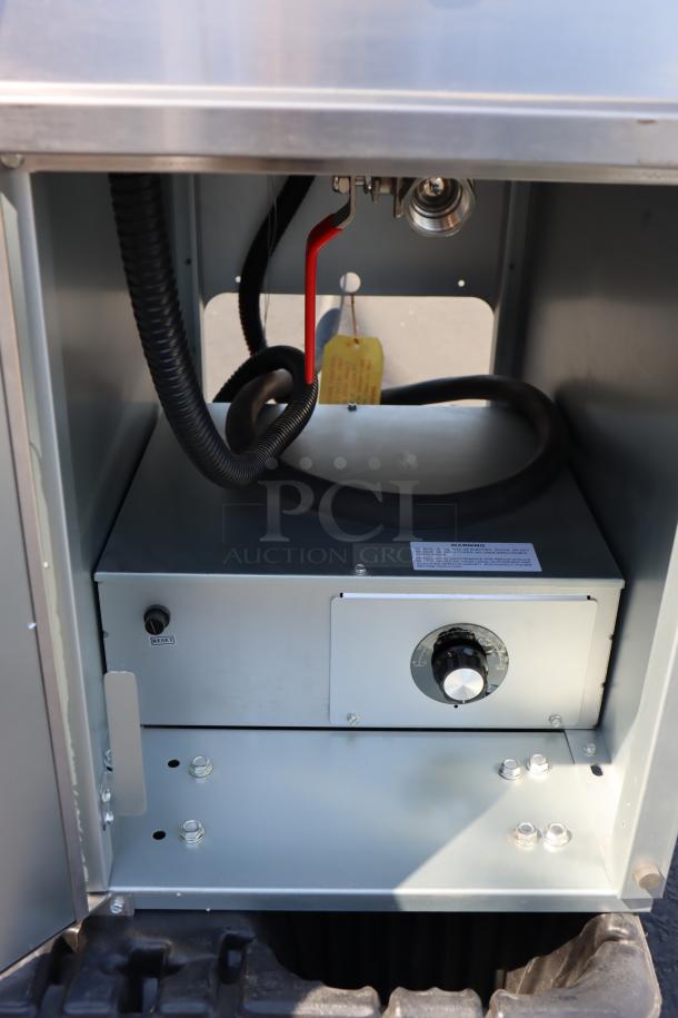 Avantco EF40-208-3 40 lb. Electric Floor Fryer, 208V, 3 Phase; new, unused, visible scratches and dents.
