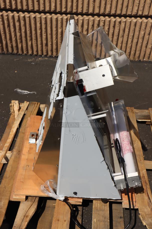 NEW Estella EDS18D 18" Countertop Dough Sheeter, 120V, 1/2 HP; scratched, dented, out of packaging.