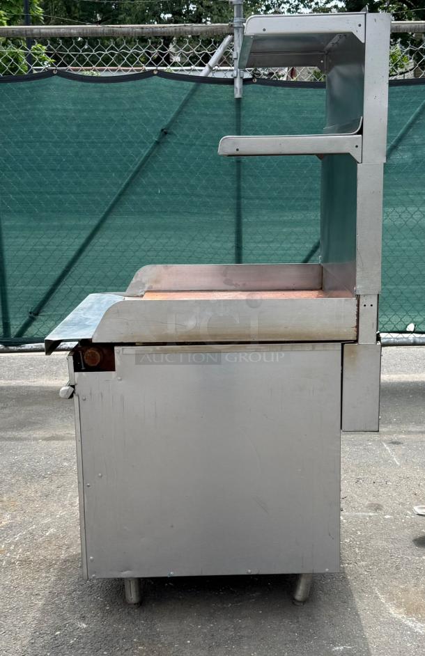 Vulcan 36" oven with 6 burners, 28000 BTU, stainless steel, used condition. Features a double shelf and sturdy design.