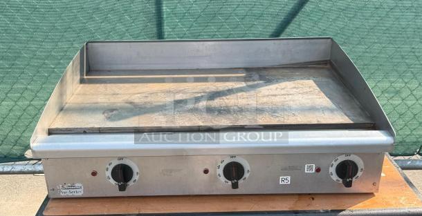 Toastmaster 36" gas griddle with thermostatic control, countertop flat grill, stainless steel, visible wear, Big Series label.