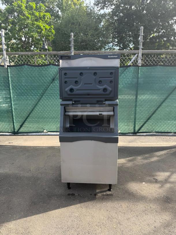Scotsman MC0530SA-1 Prodigy Elite® ice machine, air-cooled, 525 lb capacity, plastic bin, silver, slightly used condition.