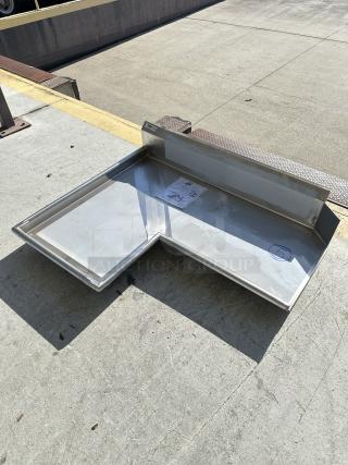 New Regency 4' 16-gauge stainless steel L-shape dishtable, left island. Model 600CDTI48L. Scratch and dent condition.