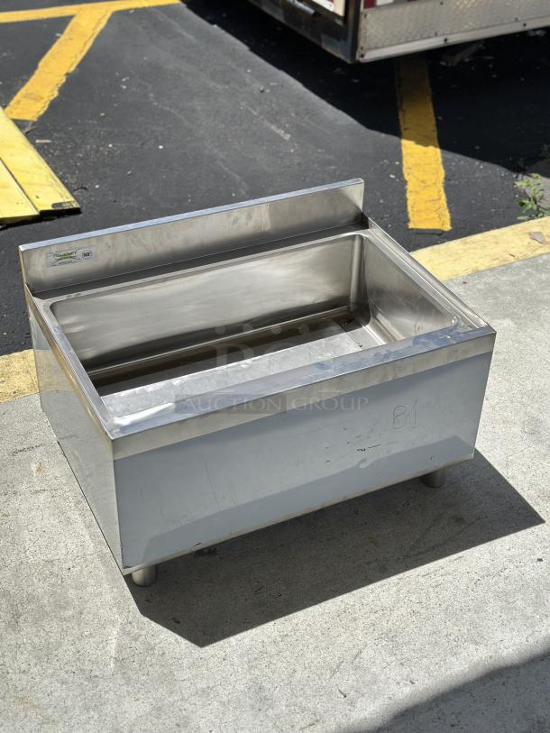 Regency 21" x 30" underbar ice bin with 7 circuit cold plate, model 600IB2130C7, new, minor scratches visible on surface.