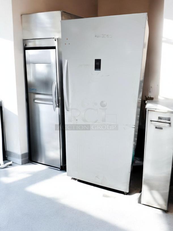 Insignia NS-UZ21WH0 upright freezer, 21 Cu. Ft., excellent condition, 115V, fully tested and working, white finish.