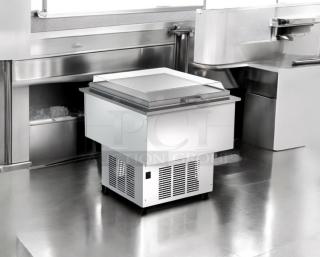 Wisco Industries 680-1 countertop merchandising warmer in excellent condition, stainless steel finish, 120V, fully tested.