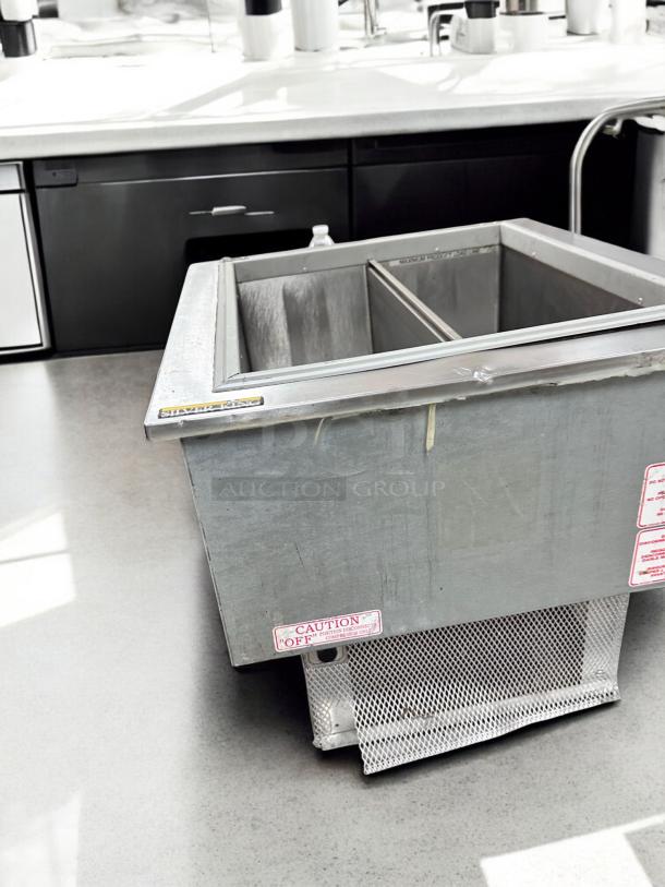 Wisco 680-1 countertop merchandising warmer, excellent condition, 120V, with caution label, fully tested and working.