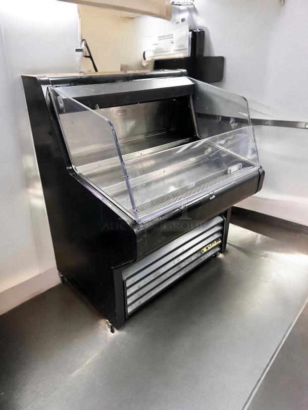 True THAC-36 refrigerated air curtain merchandiser, excellent condition, 115V, fully tested, True logo visible.