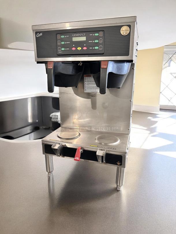 Curtis GEMTS10A1000 Gemini Twin Coffee Brewer in excellent condition, 220V, fully tested, features control panel and dual brewing.