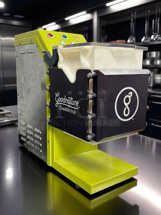 Goodnature CT7 Cold Press Juicer, excellent condition, fully tested, lime green and stainless steel finish, countertop model.
