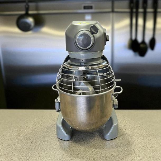 Hobart HL200-1STD Legacy+ 20 Quart Mixer, 1/2 HP, in amazing condition, fully tested, with wire guard and stainless bowl.