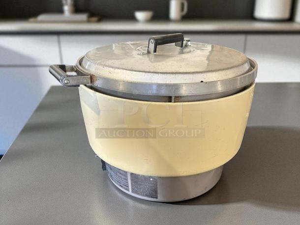 Rinnai RER55ASN 55 Cup Gas Rice Cooker in great condition, beige body, metal lid, tested and fully working.