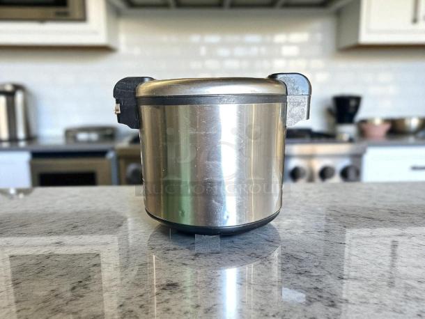 Winco RWS451 electric rice cooker, stainless steel, 100 cup capacity. Excellent condition, fully tested and operational.
