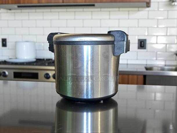 Winco RW2451 electric rice cooker, 100 cup capacity, stainless steel, great condition, fully tested and working.