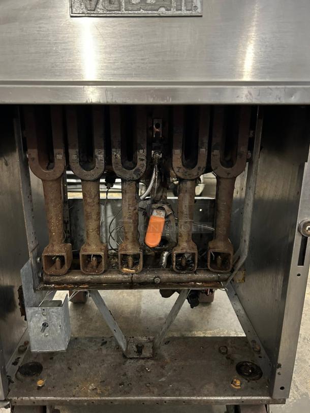 Vulcan LG400-1 45-50 lb. natural gas floor fryer, 120,000 BTU, tested working, visible internal components, used condition.