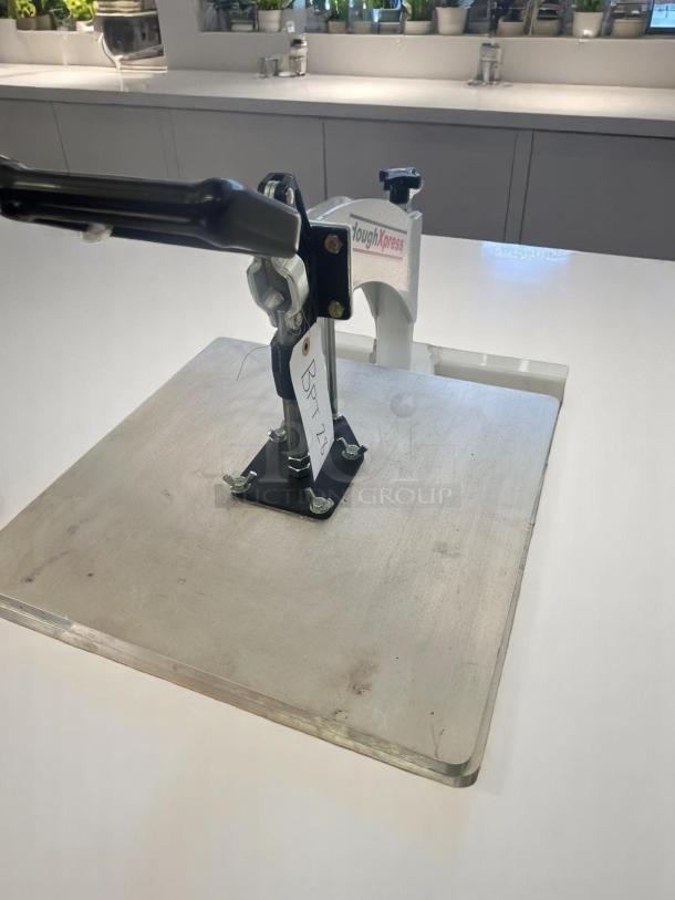 DoughXpress DM-18 manual dough press, superb condition, 18" plate, heavy-duty steel, fully tested and working.