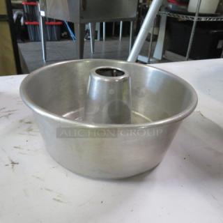 9-inch Lockwood Bundt pan, model 6XBID, silver aluminum, in good condition, ideal for baking.
