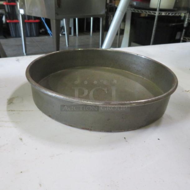 8.5-inch commercial bake pan, circular, metal, used condition. Model 5XBID, ideal for professional baking.