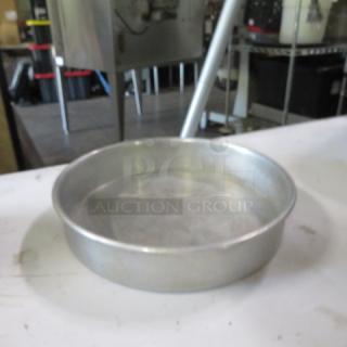 9.5-inch commercial bake pan, 4XBID, made of aluminum. Good condition with slight wear, ideal for professional baking.