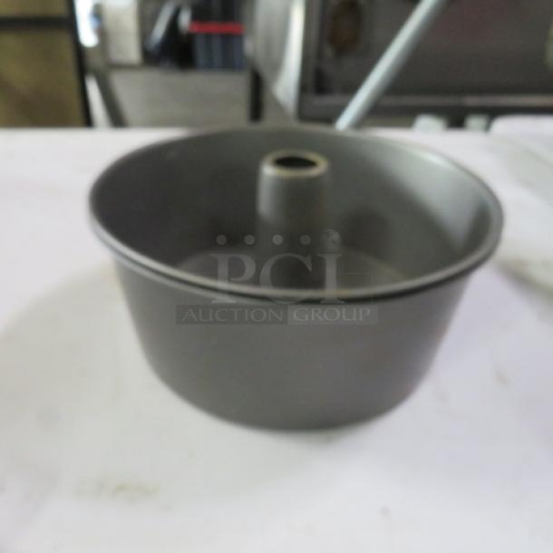 Non-stick Bundt cake pan, metal, central tube design, gently used condition, ideal for baking ring cakes.