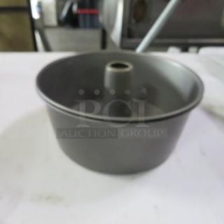 Non-stick Bundt cake pan, metal, central tube design, gently used condition, ideal for baking ring cakes.