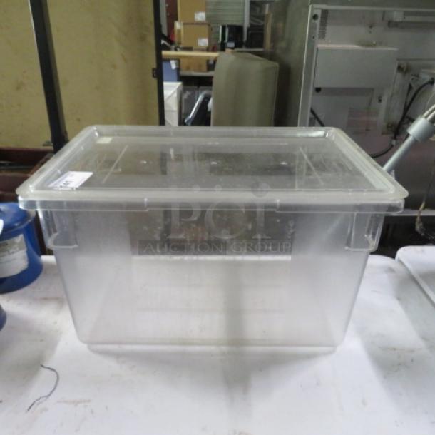 Rubbermaid 21.5-gallon food storage container with lid. Clear, durable plastic. Ideal for bulk storage. Good condition.