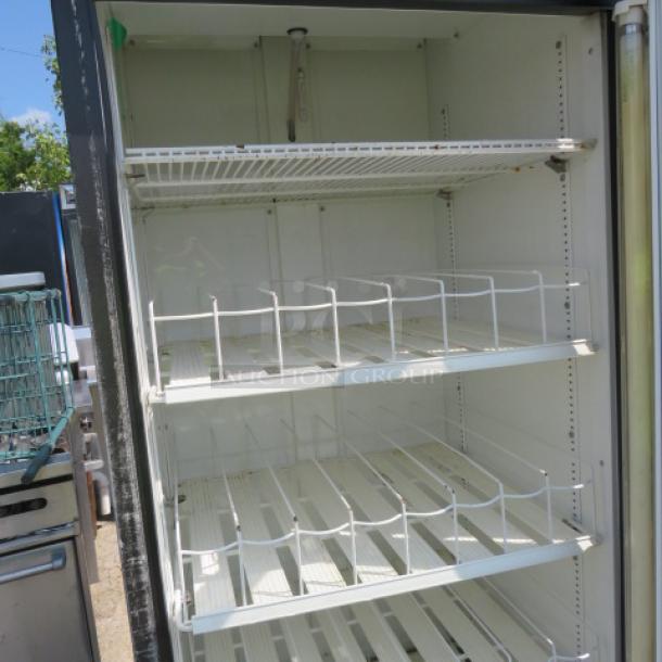 True GDM-26 glass display cooler, 1 door, 5 racks, 115V. Measures 30x30x79 inches. Appears in working condition.