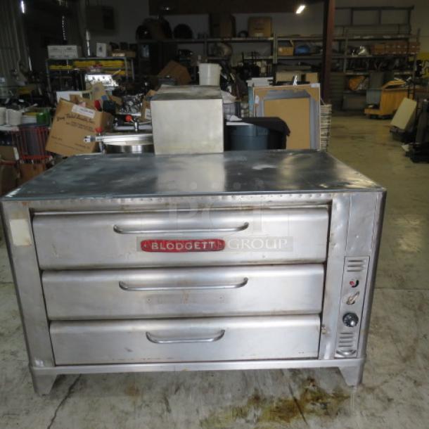 Blodgett Natural Gas Double Deck Oven, Model 981, features rear draft diverter, stone intact, dimensions 60x38x38 inches.