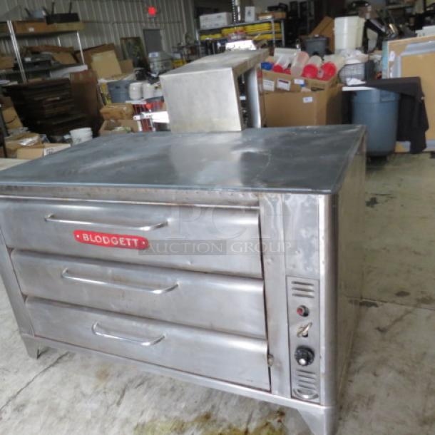 Blodgett Model 981 double deck oven, natural gas, rear draft diverter, intact stones, 60"x38"x38", good condition.