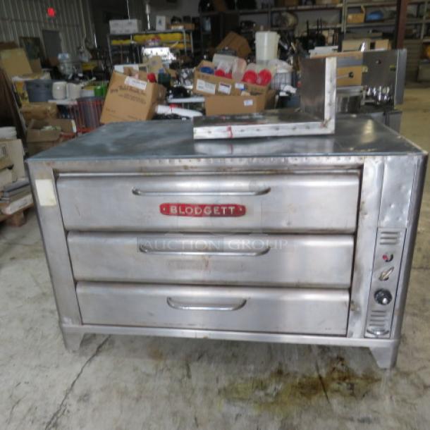 Blodgett Model 981 natural gas double deck oven with rear draft diverter. Stones intact, 60x38x38, used condition.