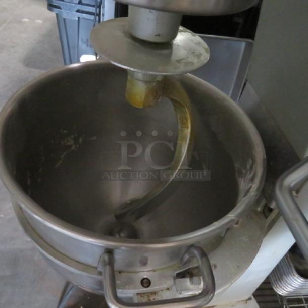 Hobart 30 Quart Stand Mixer, Model D-300, with bowl and hook. Working condition, 115 Volt.