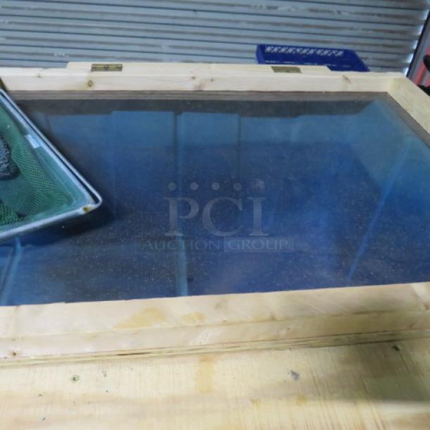Wood-framed live bait box, 77x36x34 cm, glass top, used condition.
