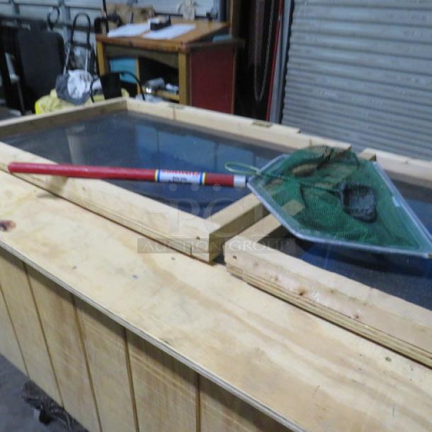 Wooden live bait box, dimensions 77x36x34, with a top display screen and a net inside, used condition.